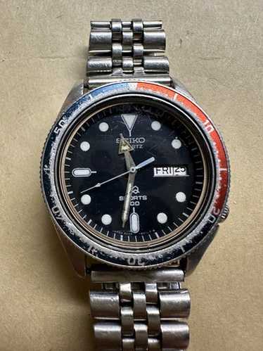 Seiko Sports 100 5H23-7010 クォーツ 腕時計 ジャンク Vintage Seiko Quartz Sports 100 Black and Gold Men's Watch