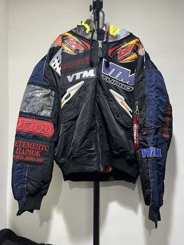 かものはし★VETEMENTS RACING LOGO BOMBER Ken Carson Wearing 