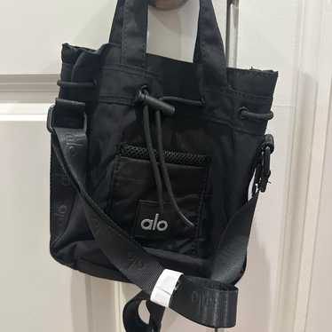 ALO Yoga クロスボディバケットバッグ　ブラック Cross Body Bucket Bag - Black | Alo Yoga