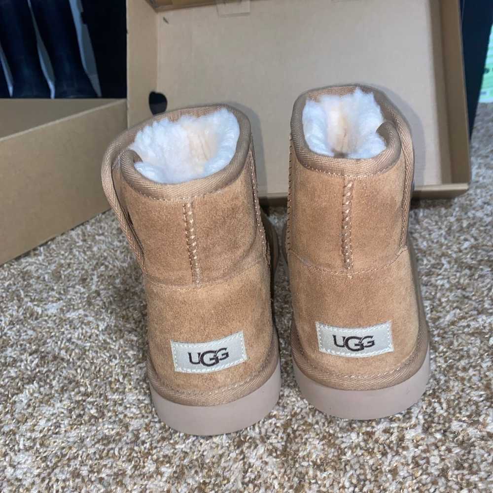 UGG - image 2