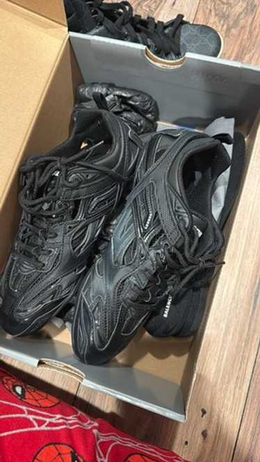 used  It's in its box, it has its case  and its l… - image 1