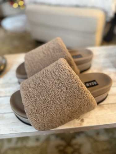 ROAM Fuzzy Stack Platform Oat Faux Shearling Wome… - image 1