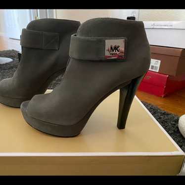 Minimal Use On The Soles, Some Scuffing On The Si… - image 1