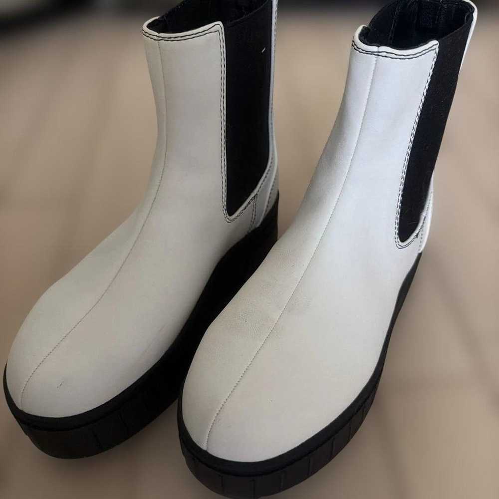 White side-gore boots, platform sole, jaVa M - image 1