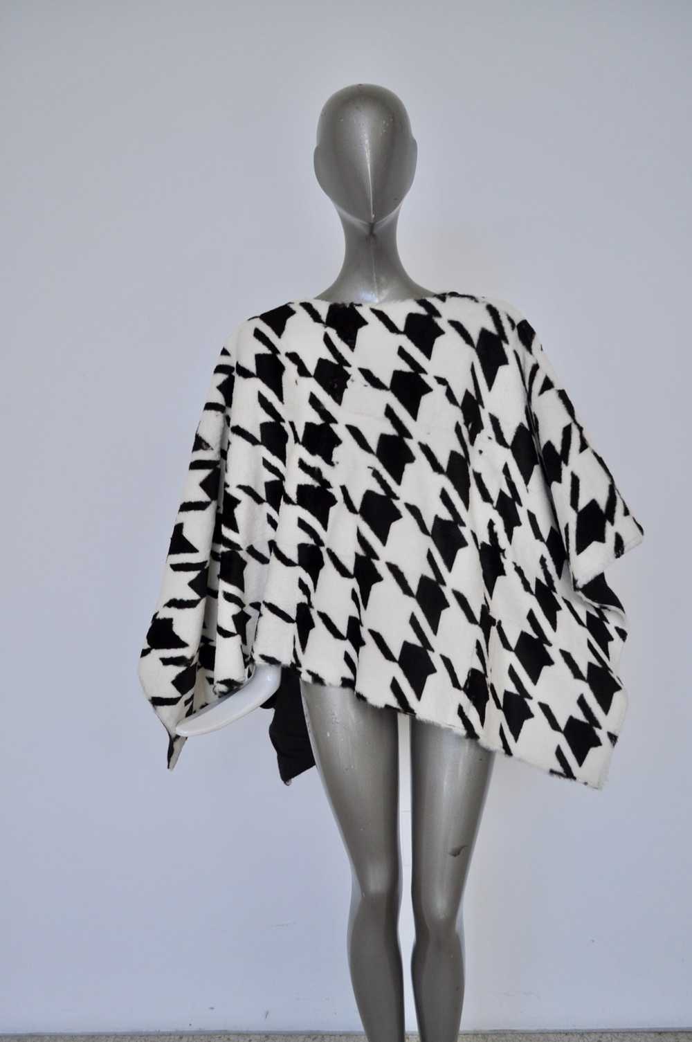 Fabulous fur cape with houndstooth print. - image 1