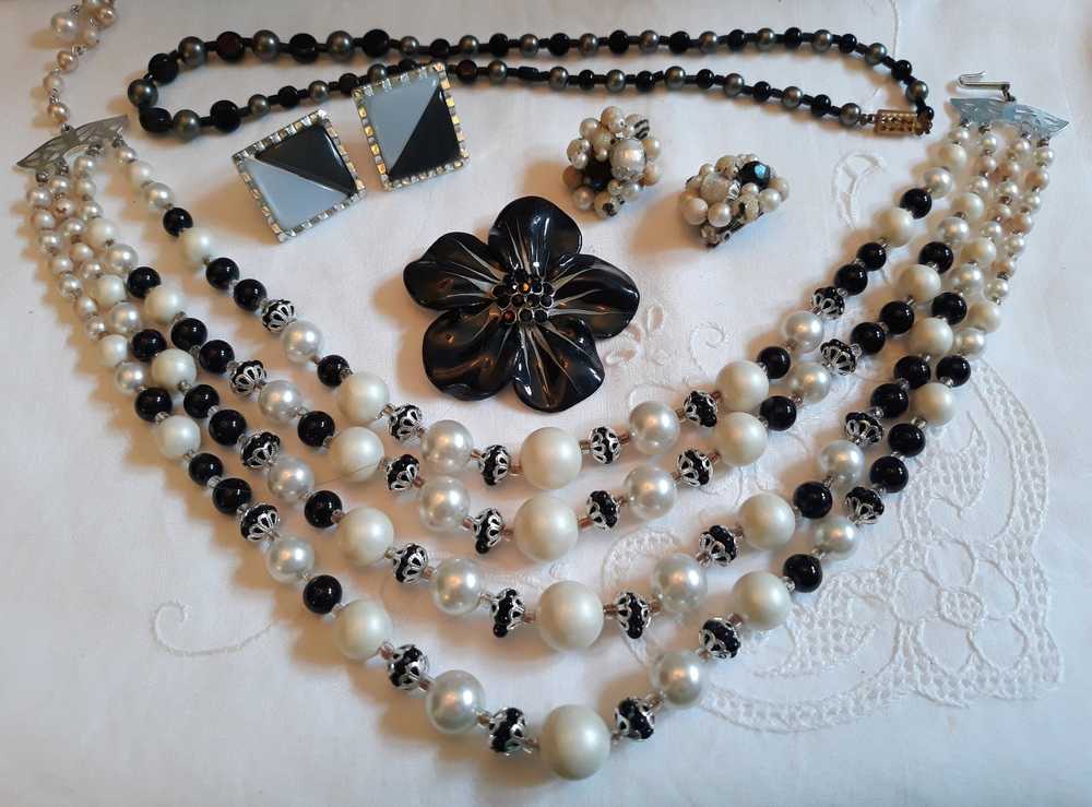 Black & White Lot - 1950s-60s, 2 x necklaces, 2 x… - image 1
