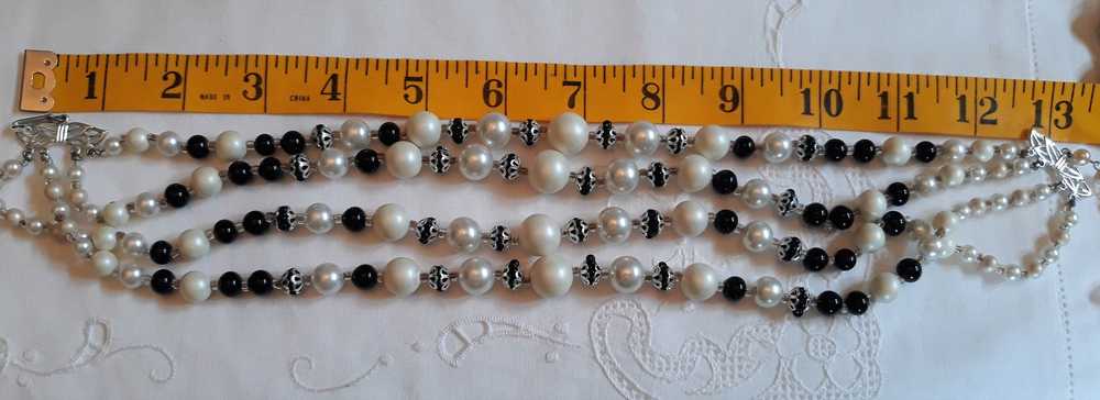 Black & White Lot - 1950s-60s, 2 x necklaces, 2 x… - image 3