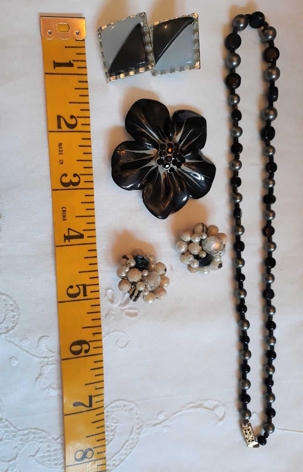 Black & White Lot - 1950s-60s, 2 x necklaces, 2 x… - image 4