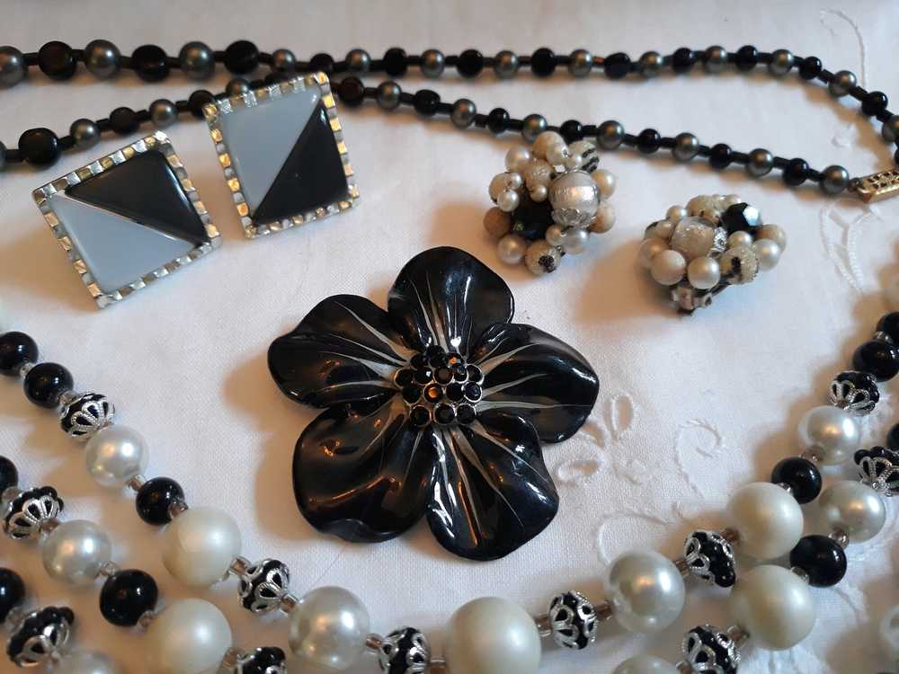 Black & White Lot - 1950s-60s, 2 x necklaces, 2 x… - image 5