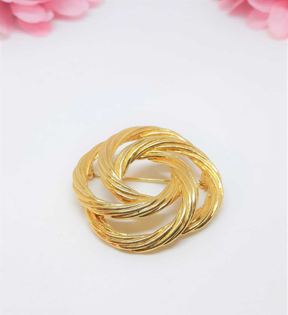 Monet Signed Gold Tone 1960's Circular Rope Brooch - image 1
