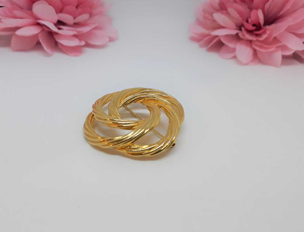 Monet Signed Gold Tone 1960's Circular Rope Brooch - image 2