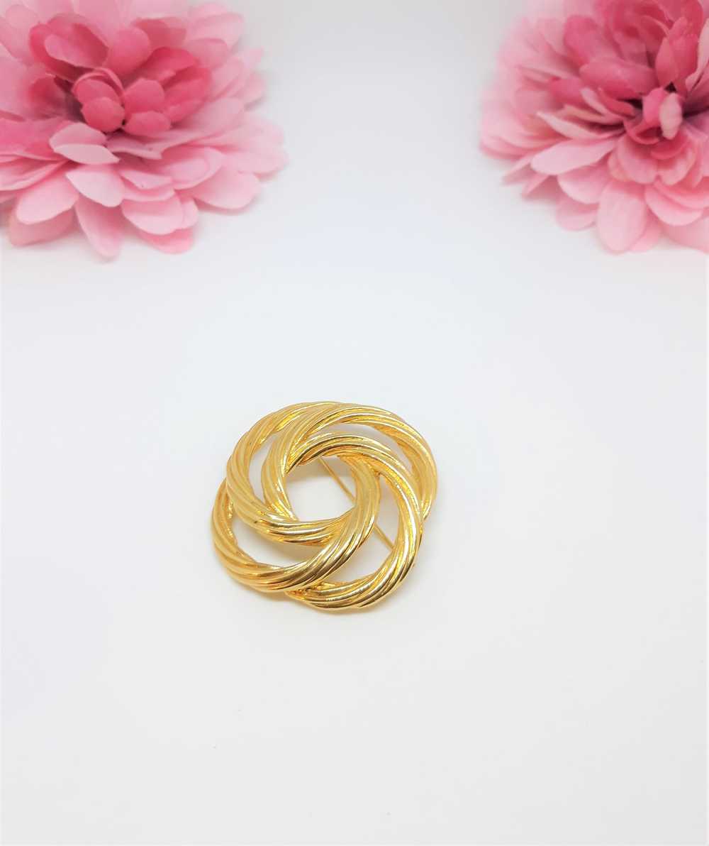 Monet Signed Gold Tone 1960's Circular Rope Brooch - image 5