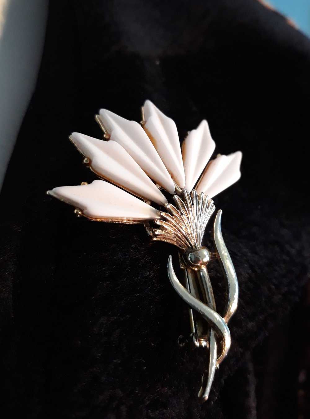 White Thermoset Vintage Thistle Brooch, 1950s-60s - image 10