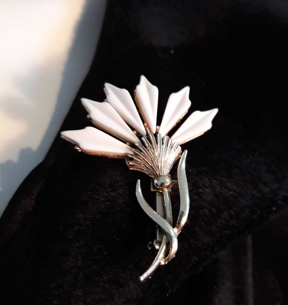 White Thermoset Vintage Thistle Brooch, 1950s-60s - image 11