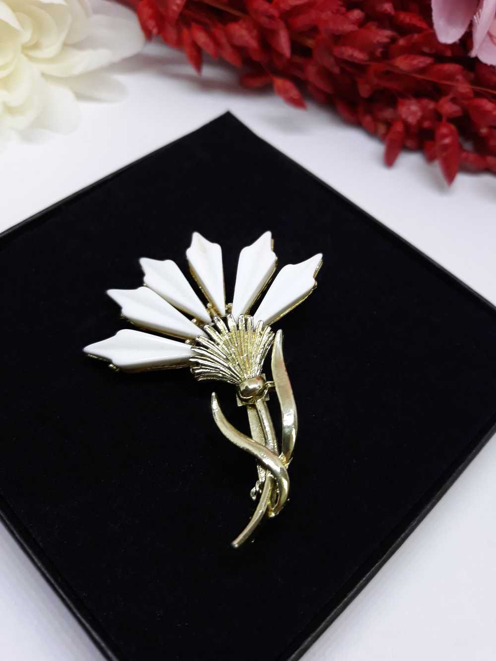 White Thermoset Vintage Thistle Brooch, 1950s-60s - image 12