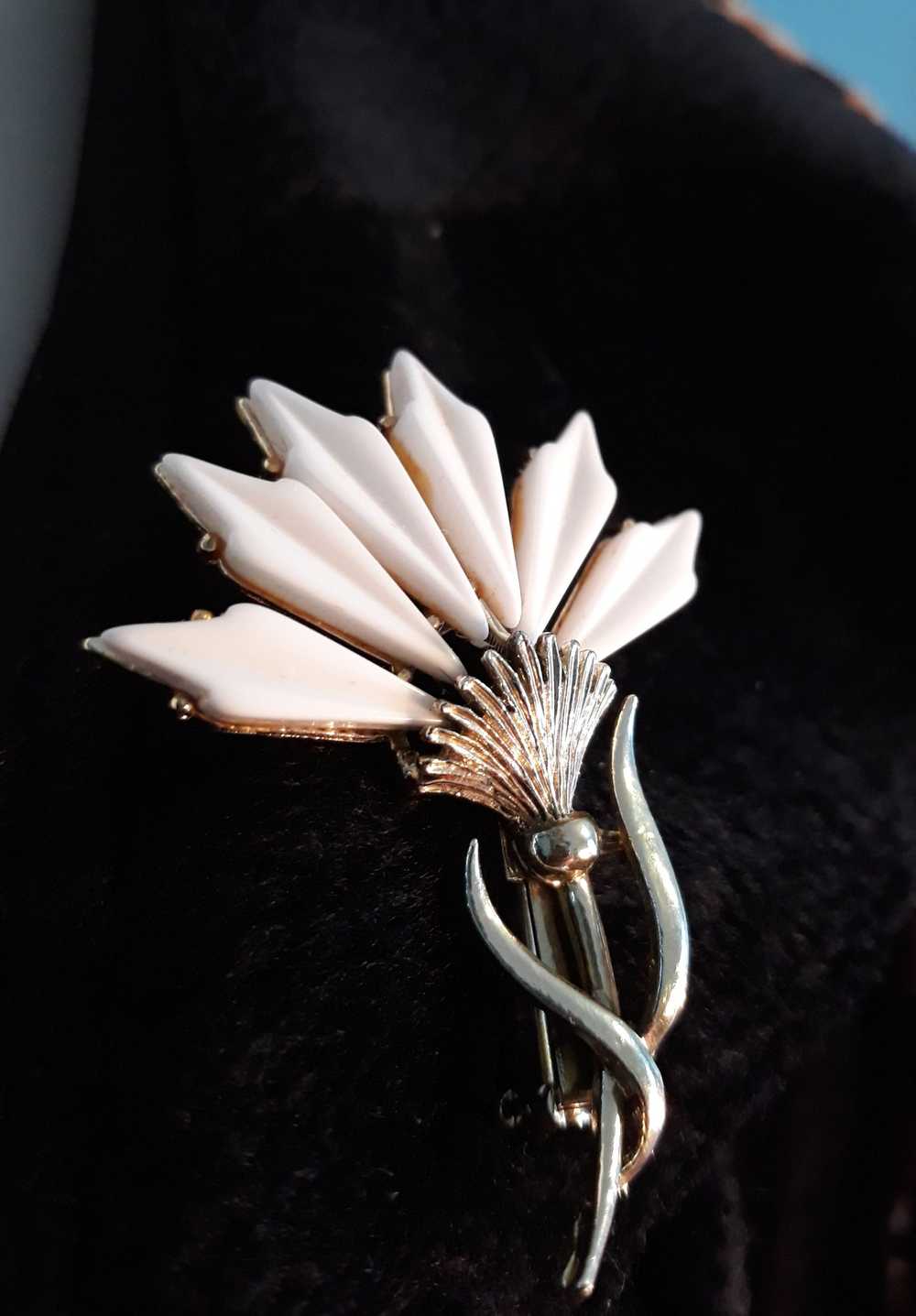 White Thermoset Vintage Thistle Brooch, 1950s-60s - image 3