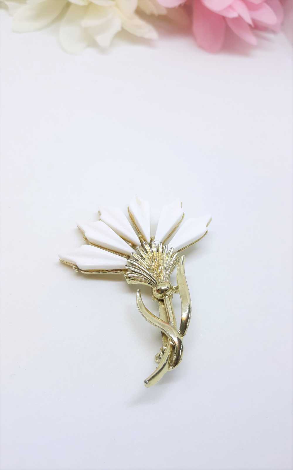 White Thermoset Vintage Thistle Brooch, 1950s-60s - image 4