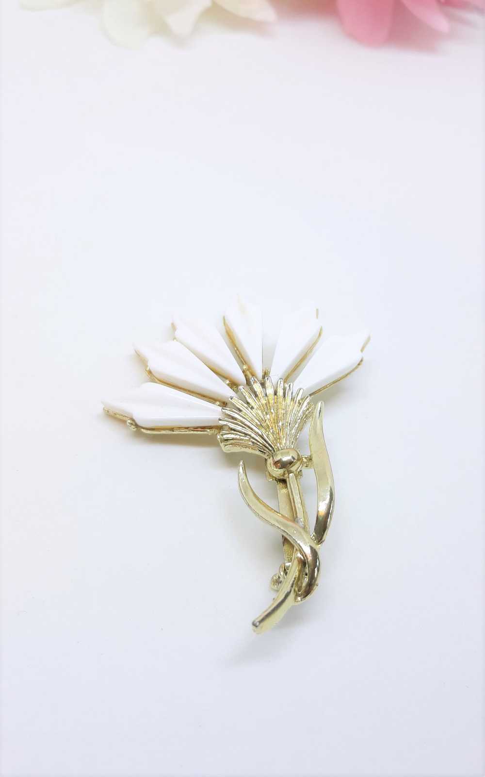 White Thermoset Vintage Thistle Brooch, 1950s-60s - image 5