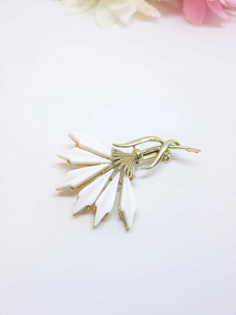 White Thermoset Vintage Thistle Brooch, 1950s-60s - image 6
