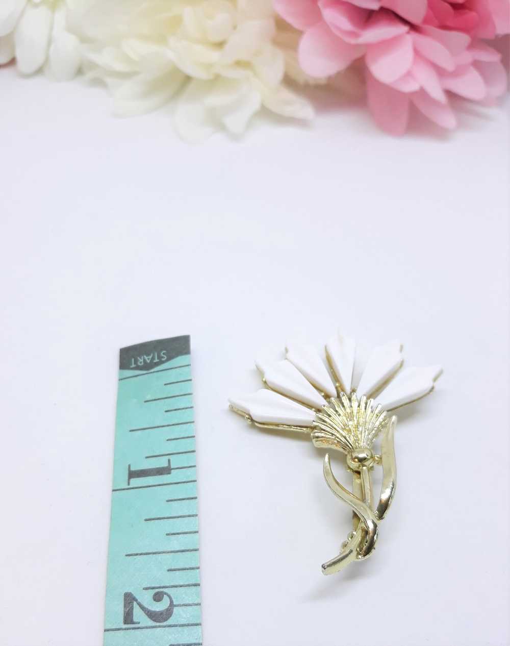 White Thermoset Vintage Thistle Brooch, 1950s-60s - image 8