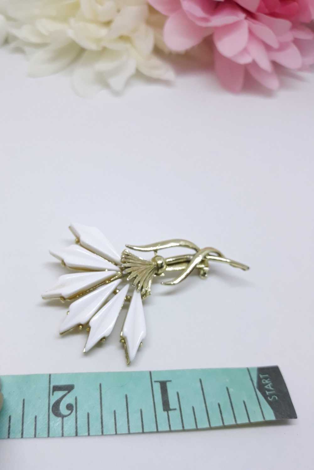 White Thermoset Vintage Thistle Brooch, 1950s-60s - image 9