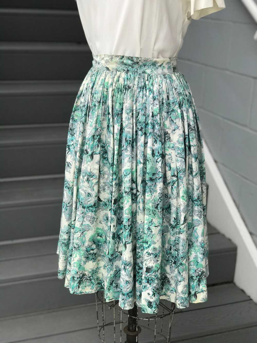 1950s Floral Skies Silky Full Skirt - image 11