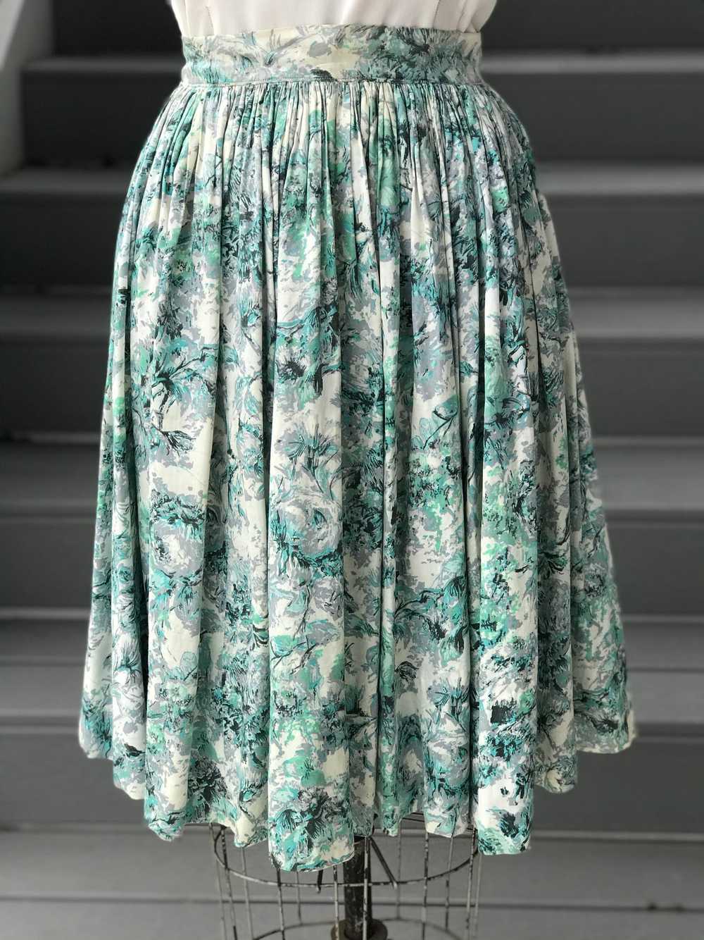 1950s Floral Skies Silky Full Skirt - image 3