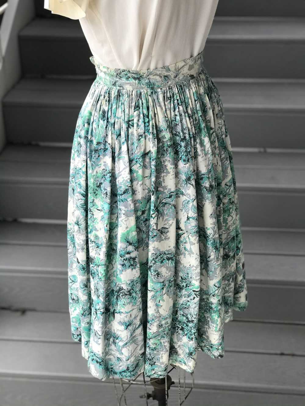 1950s Floral Skies Silky Full Skirt - image 7