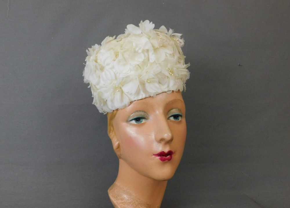 Vintage Ivory Floral Pillbox Hat, 1960s fits 21 i… - image 3