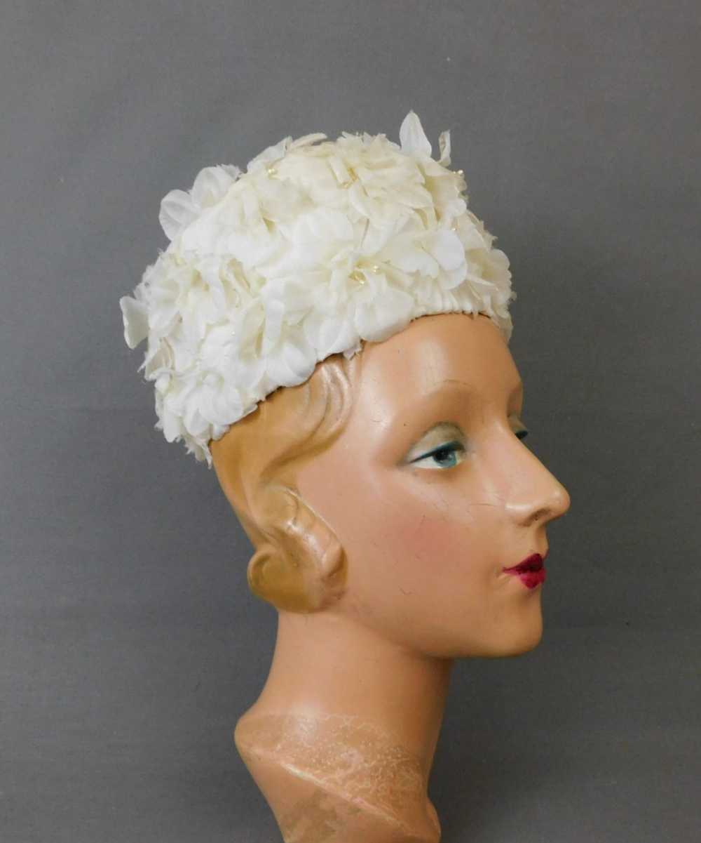 Vintage Ivory Floral Pillbox Hat, 1960s fits 21 i… - image 4