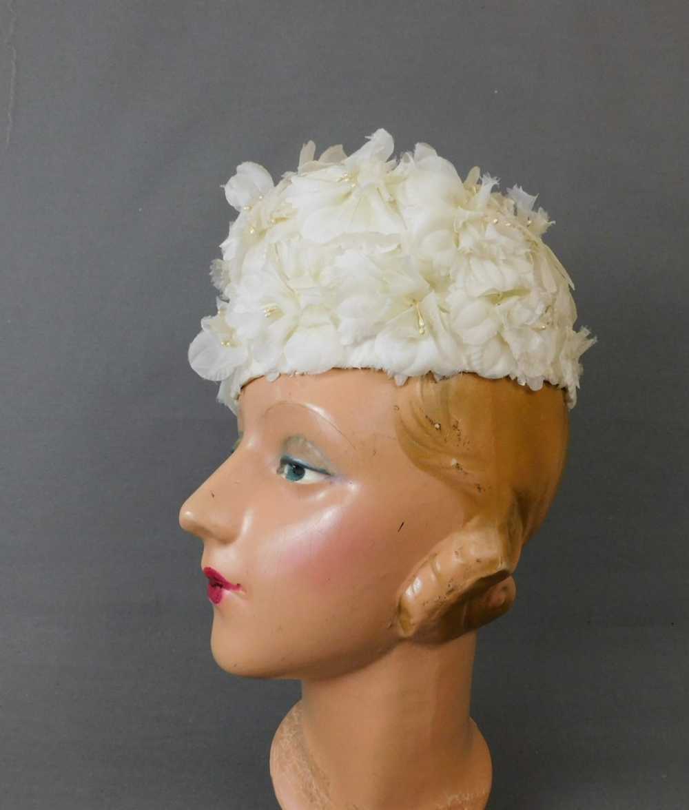 Vintage Ivory Floral Pillbox Hat, 1960s fits 21 i… - image 5