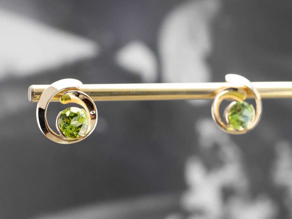Modernist Peridot Spiral Gold Stud Earrings - image 7