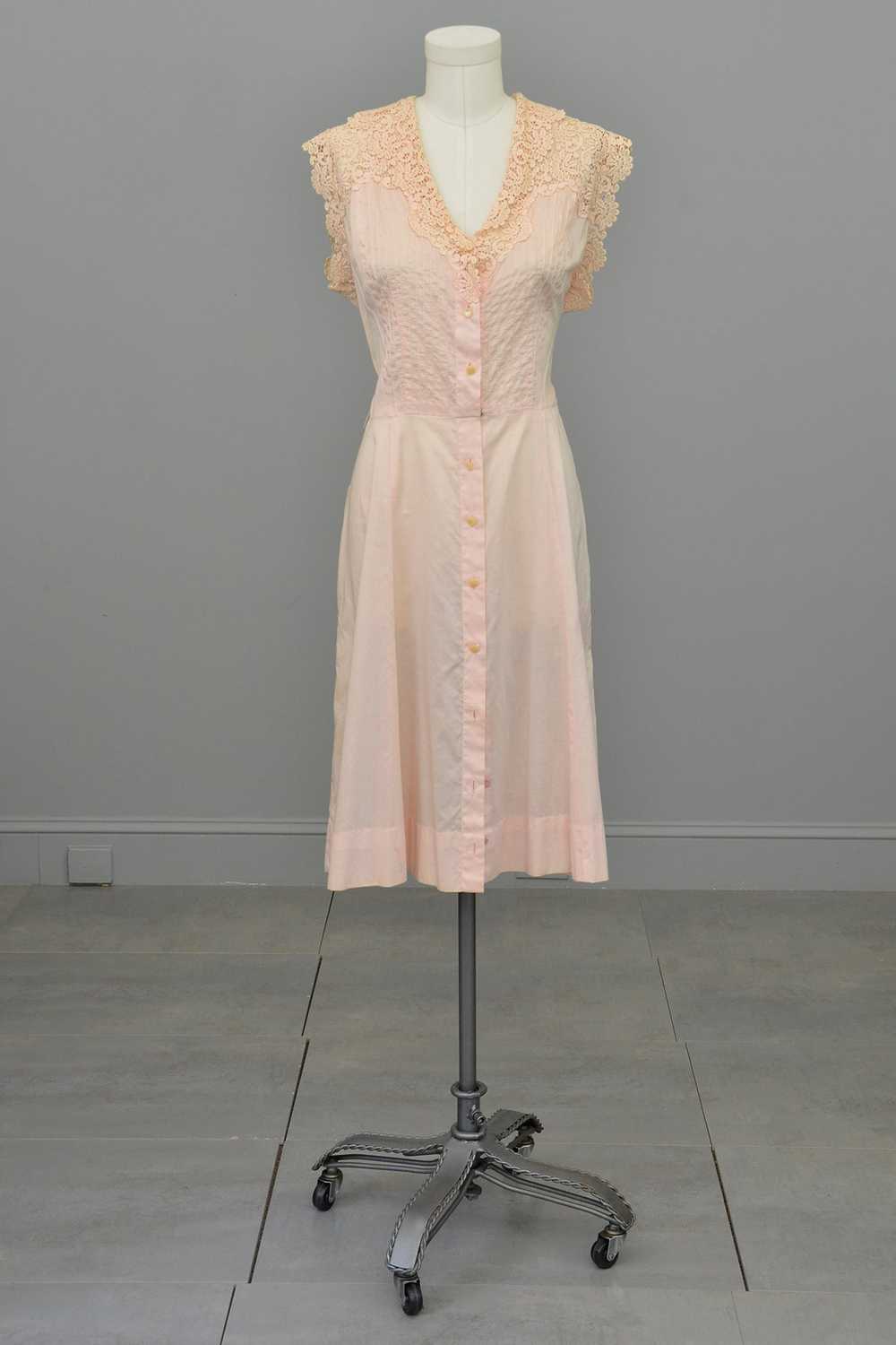 1940s 50s Light Pink Housedress with Crochet deta… - image 1