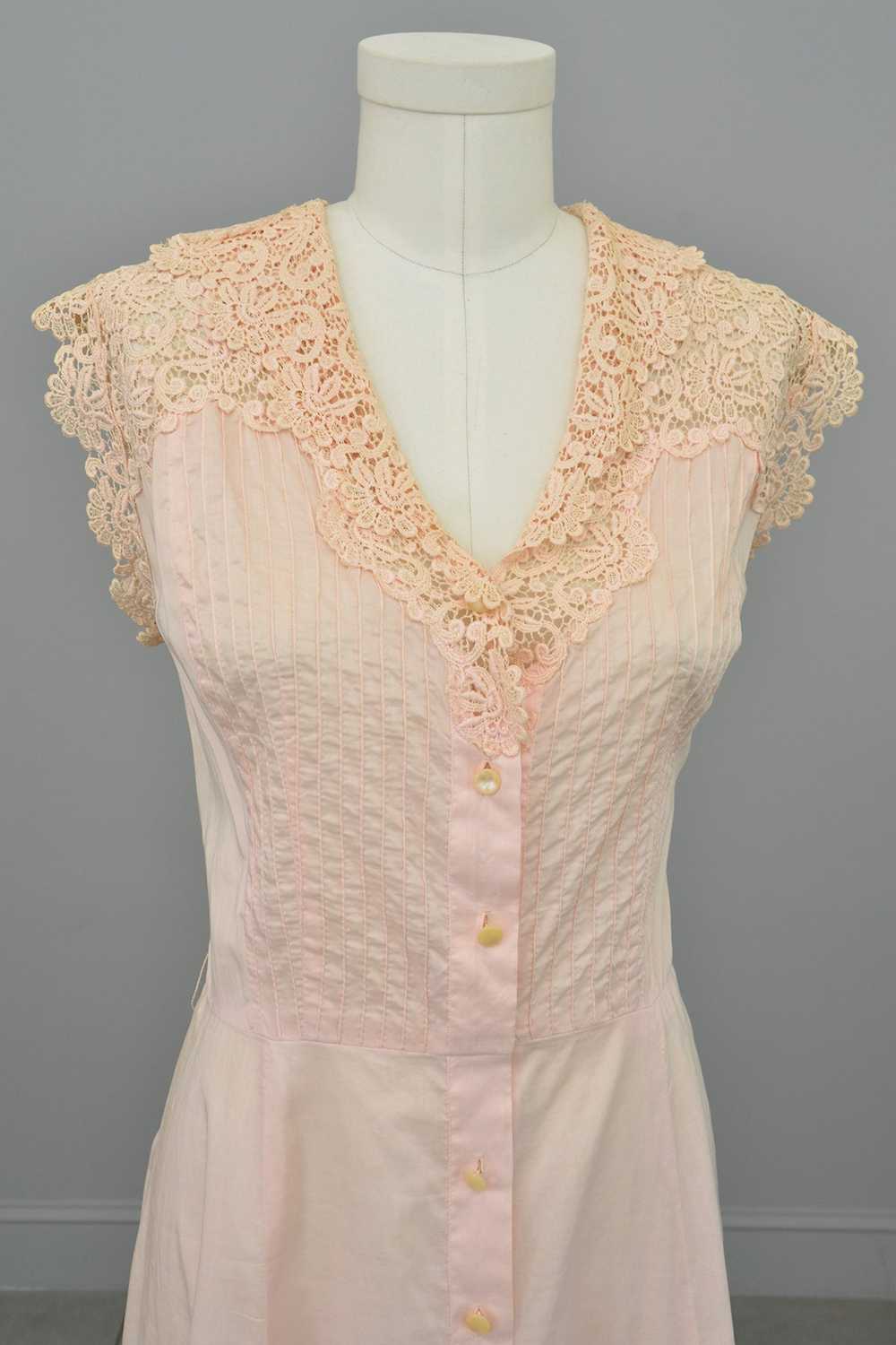 1940s 50s Light Pink Housedress with Crochet deta… - image 2