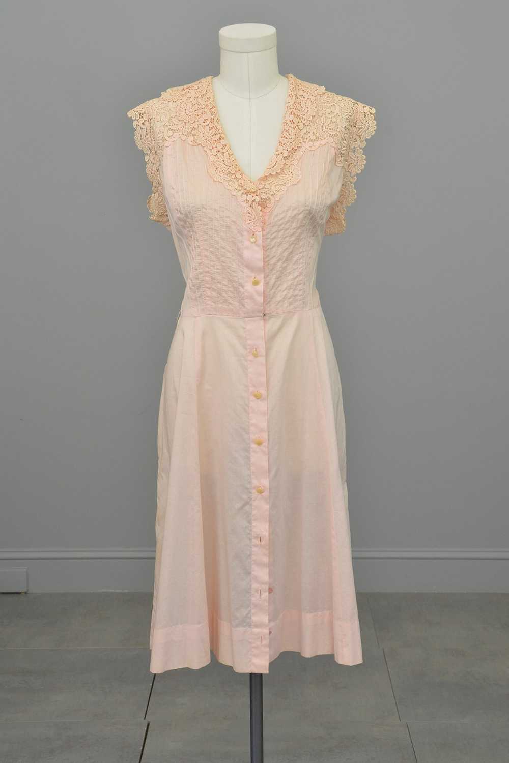 1940s 50s Light Pink Housedress with Crochet deta… - image 3