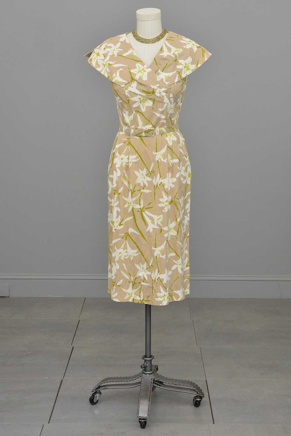1940s 50s Taupe Novelty Lily Print Wiggle Dress - image 1