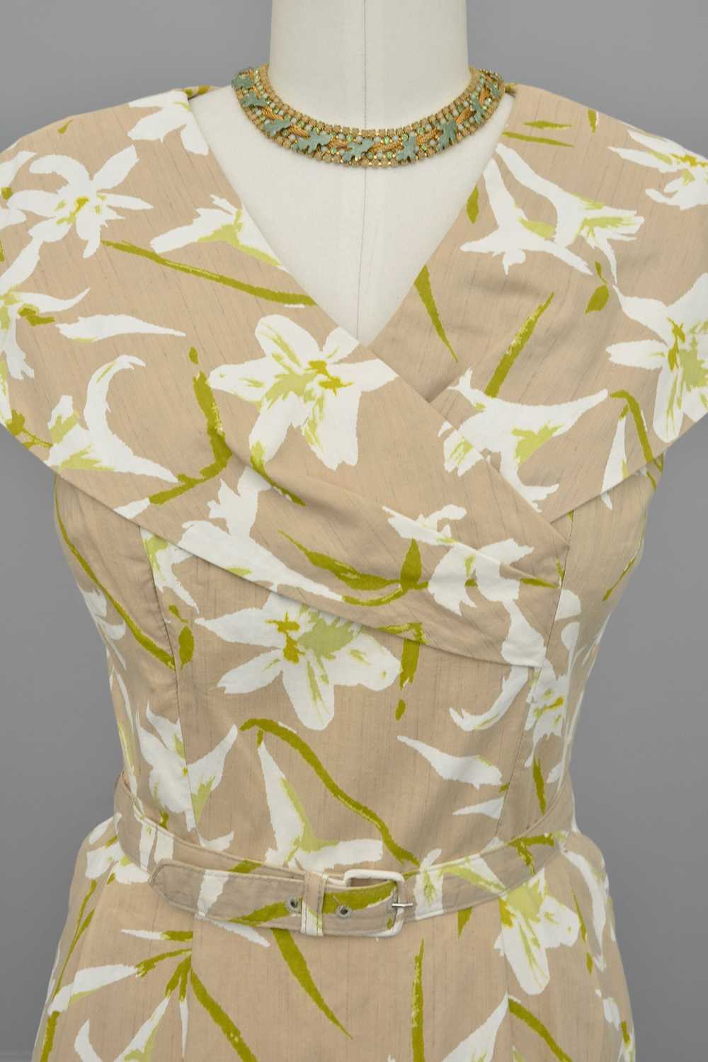 1940s 50s Taupe Novelty Lily Print Wiggle Dress - image 2