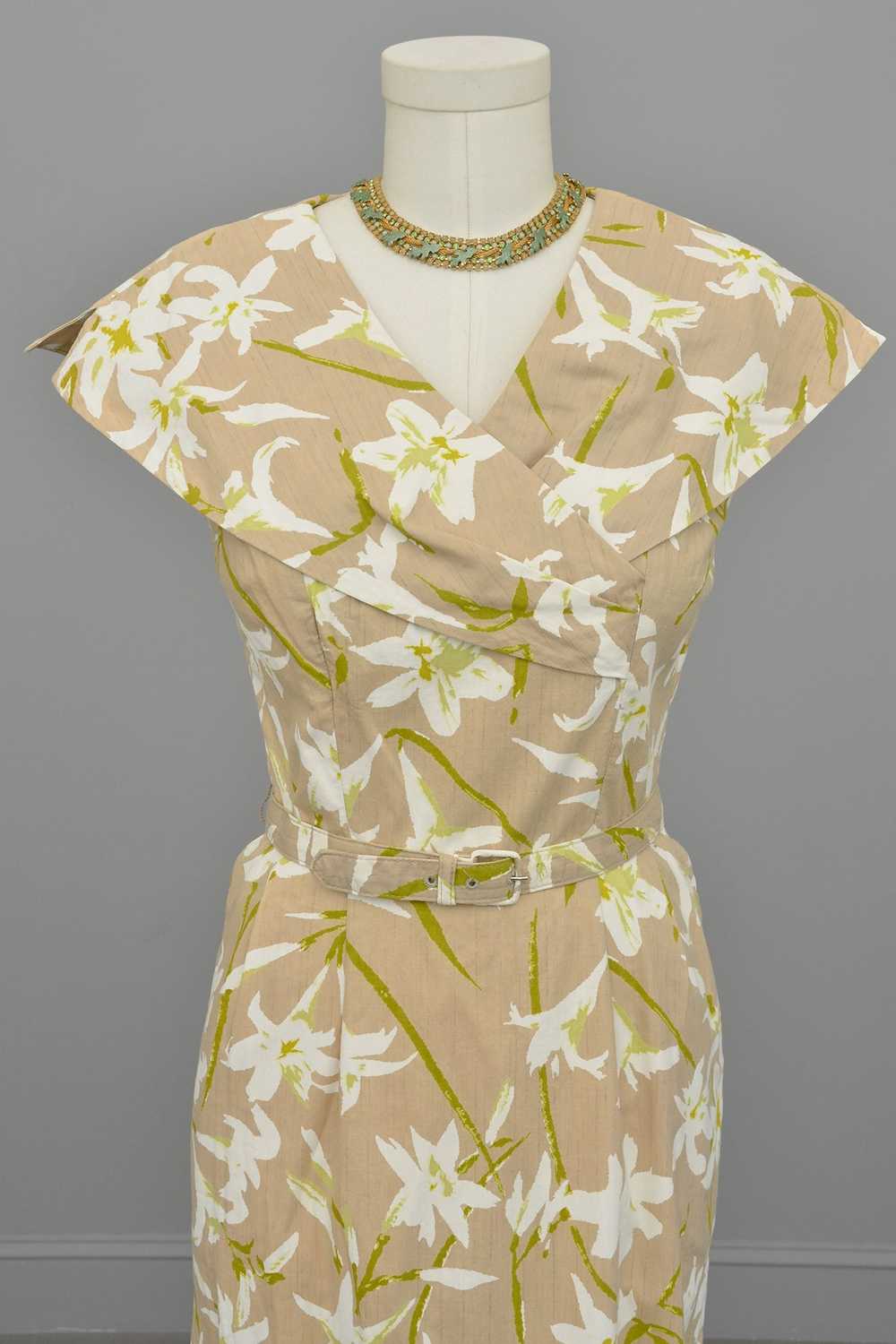 1940s 50s Taupe Novelty Lily Print Wiggle Dress - image 5