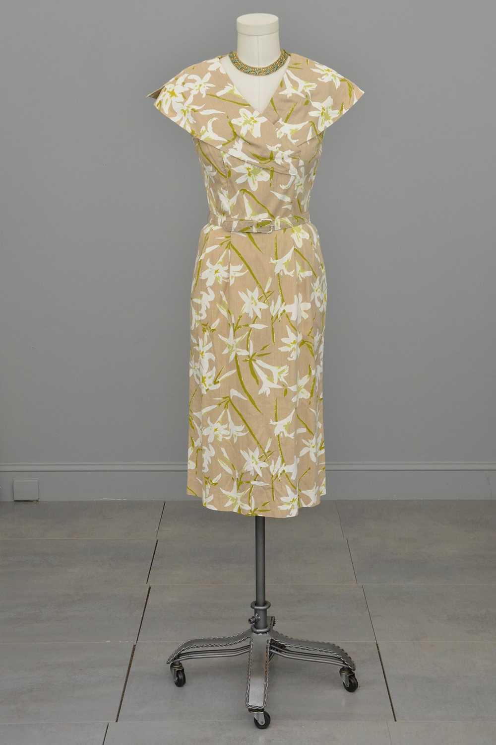 1940s 50s Taupe Novelty Lily Print Wiggle Dress - image 9