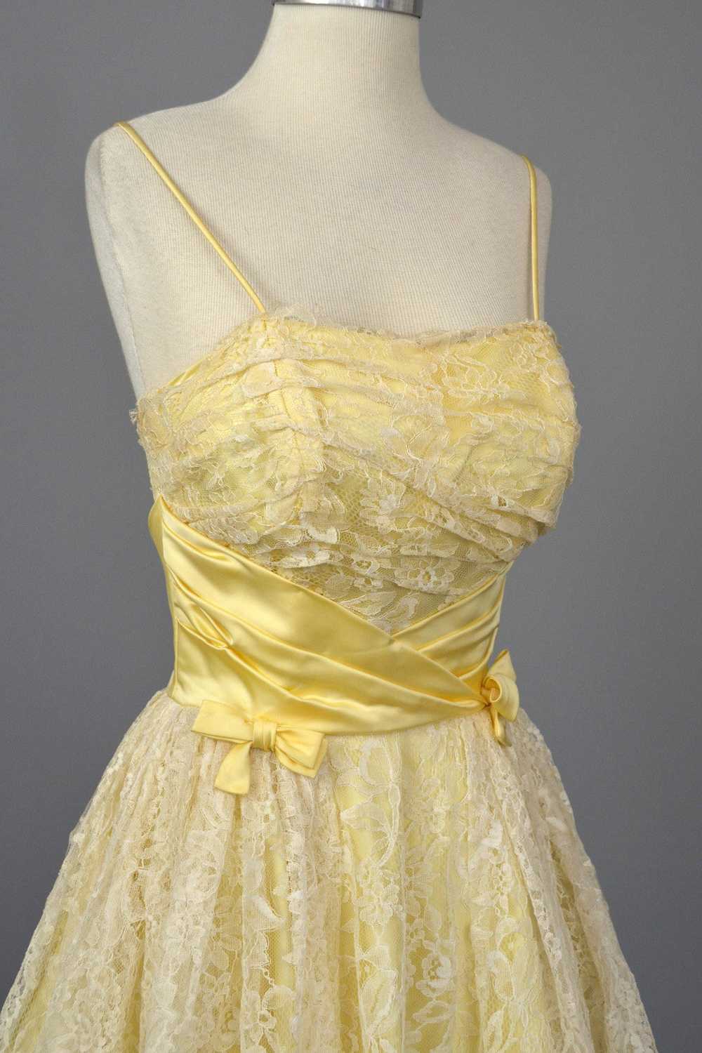 1950s White Lace Buttercup Party Prom Dress - image 2
