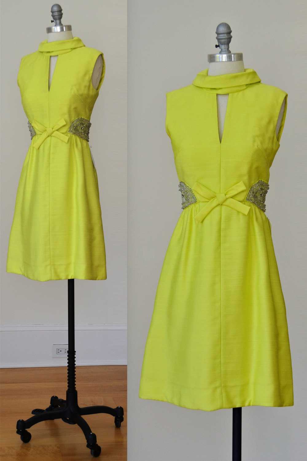 1960s MOD Space Age Keyhole Neckline Neon Green B… - image 1