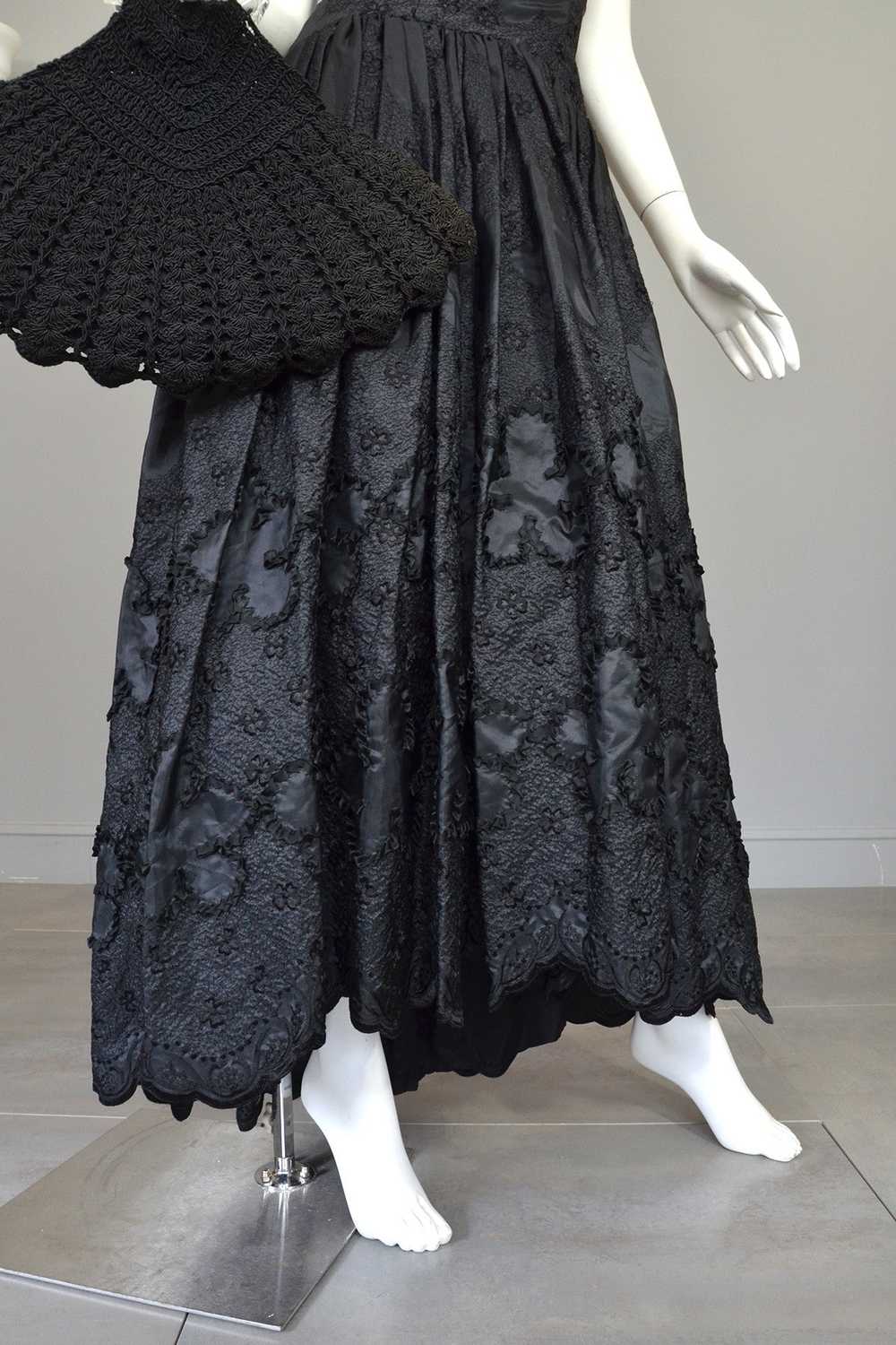 1970s 80s Black Embroidered Ruffle Neckline Eveni… - image 4