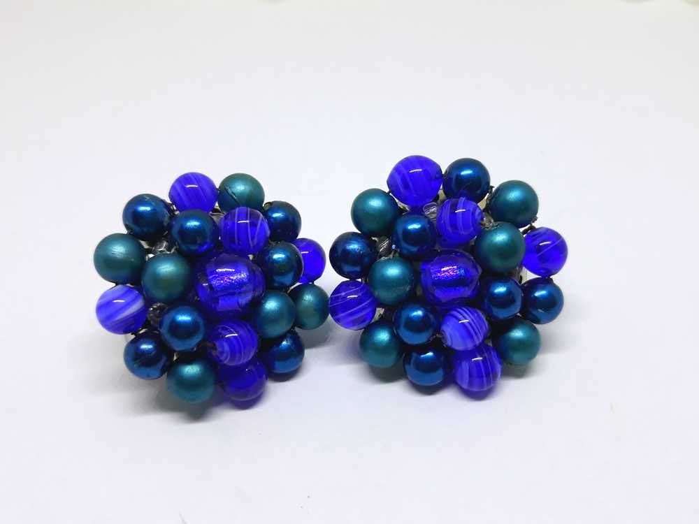 Gorgeous 1950s Blue and Teal Clip-on Earrings - image 11
