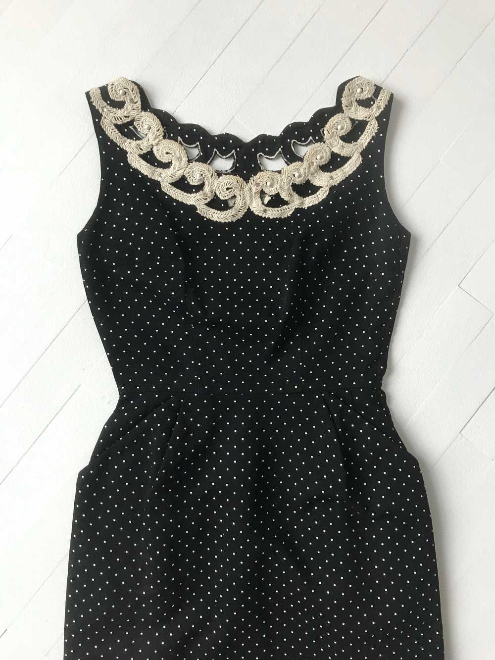 1950s Black Polka Dot Wiggle Dress with Lace Coll… - image 9