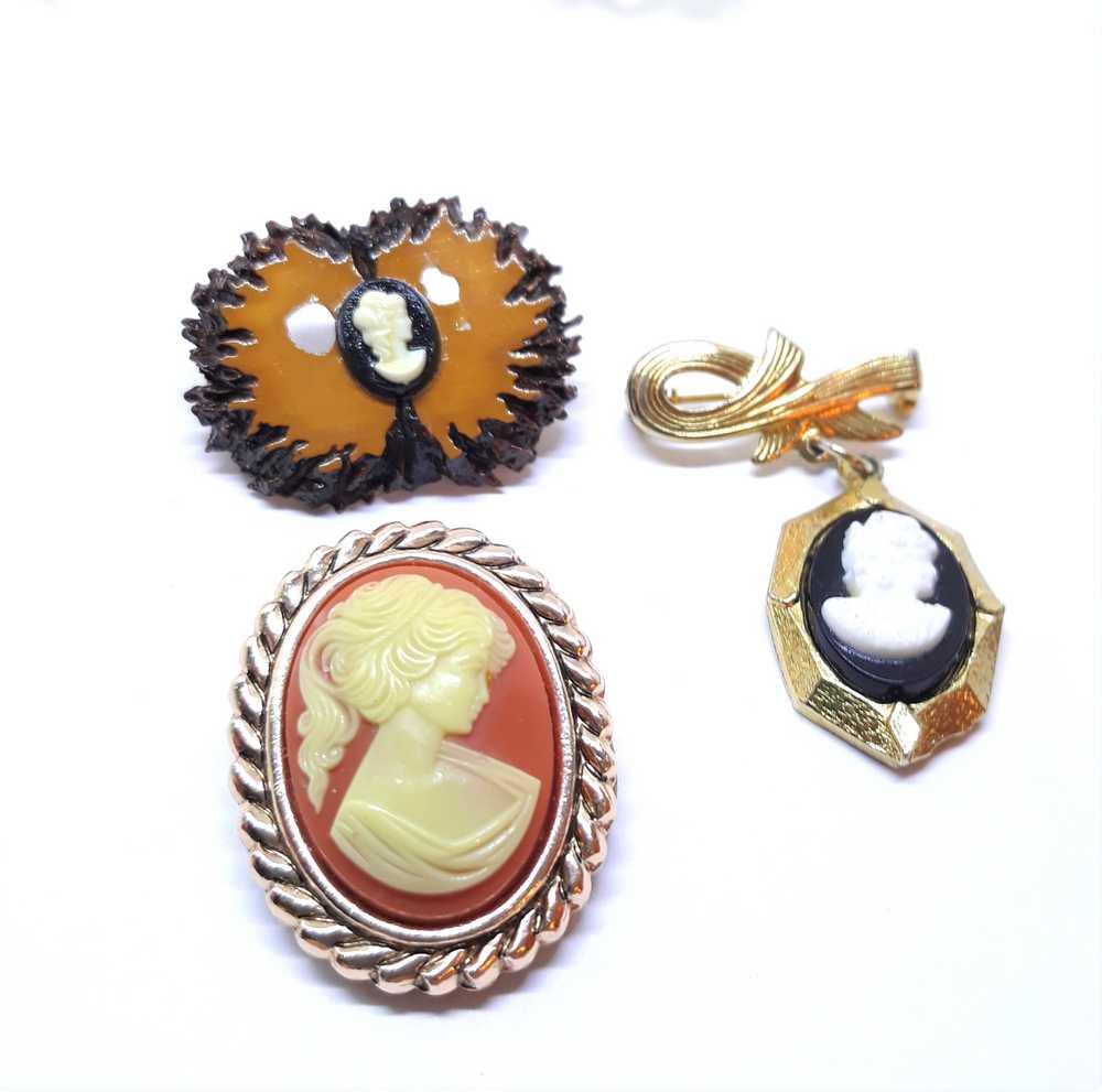 Lot of three vintage cameos - Two brooches and on… - image 1