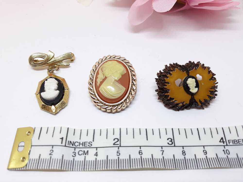 Lot of three vintage cameos - Two brooches and on… - image 5