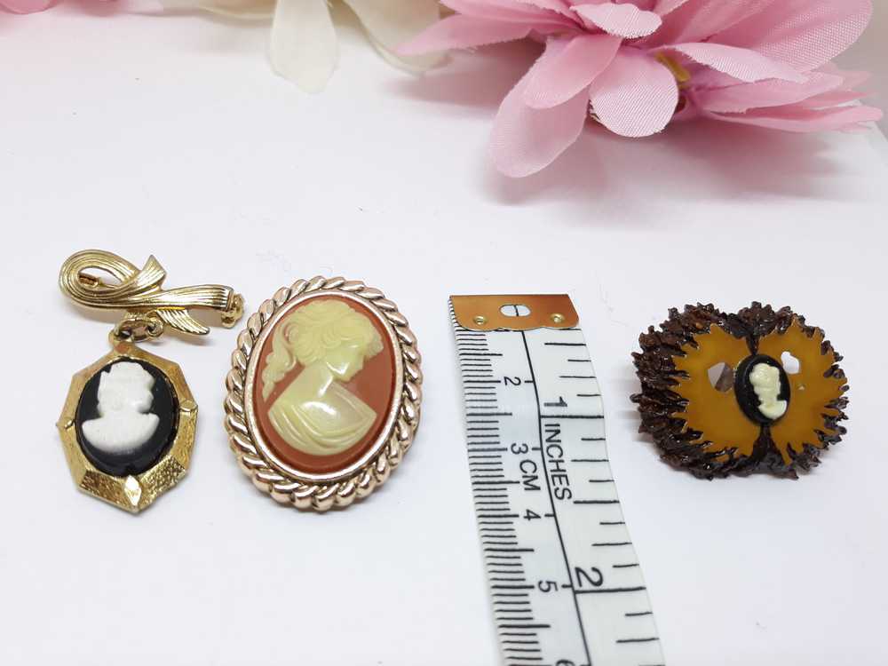 Lot of three vintage cameos - Two brooches and on… - image 6