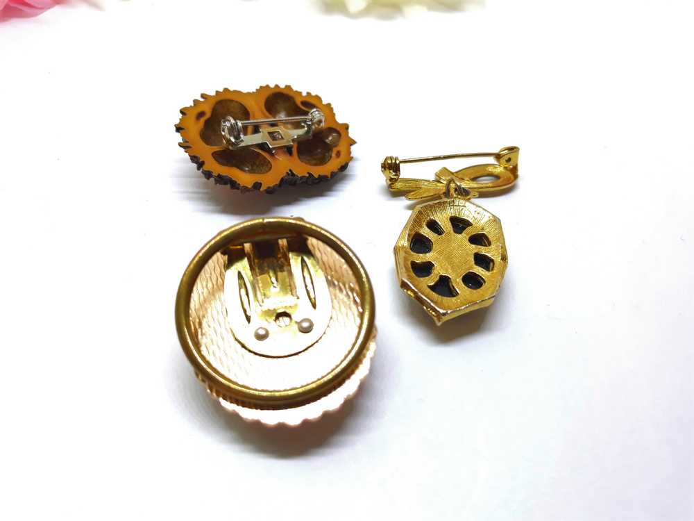 Lot of three vintage cameos - Two brooches and on… - image 9