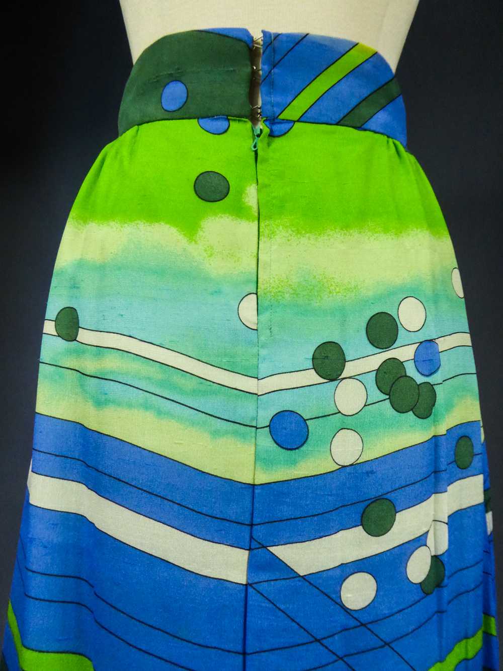 A Pierre Cardin Skirt in Printed Silk Crepe Circa… - image 11
