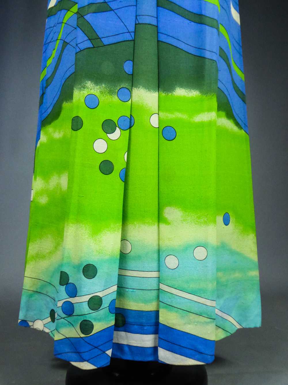 A Pierre Cardin Skirt in Printed Silk Crepe Circa… - image 4
